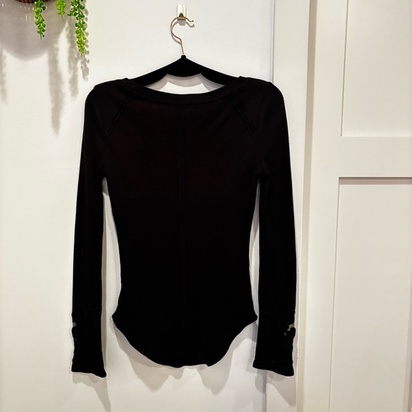 Free People Thermal Waffle Knit Lace Cuff Curved Hem Faded Black Women's Size M - Picture 8 of 12